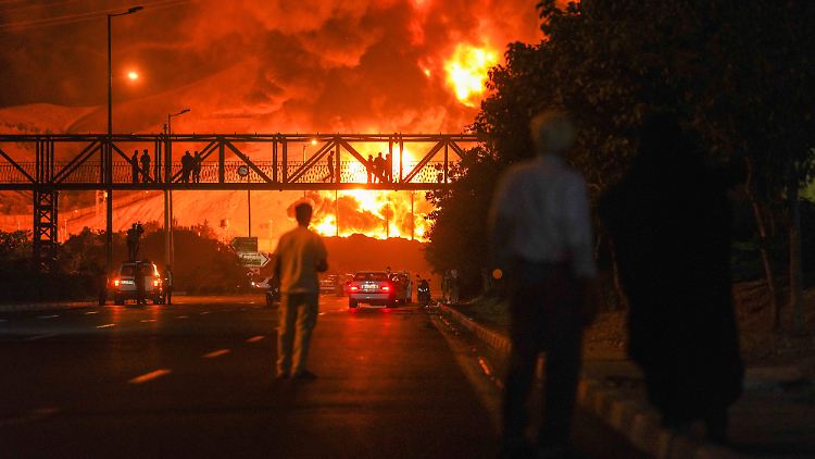 Eine Raffinerie bei Teheran steht nach einem israelischen Luftschlag am 15. Juni in Flammen.