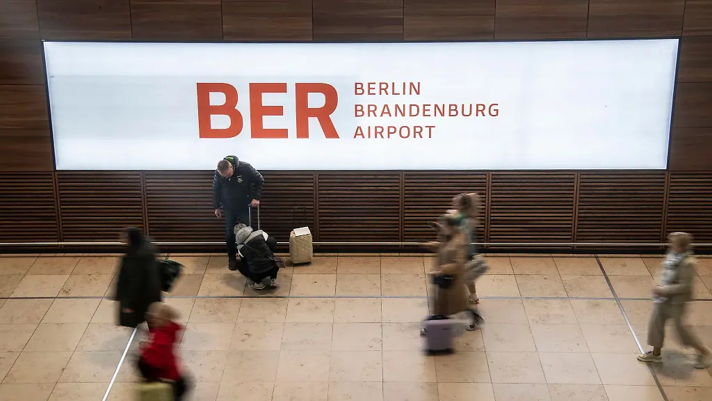 Reisende-gehen-durch-das-Terminal-im-Flughafen-BER