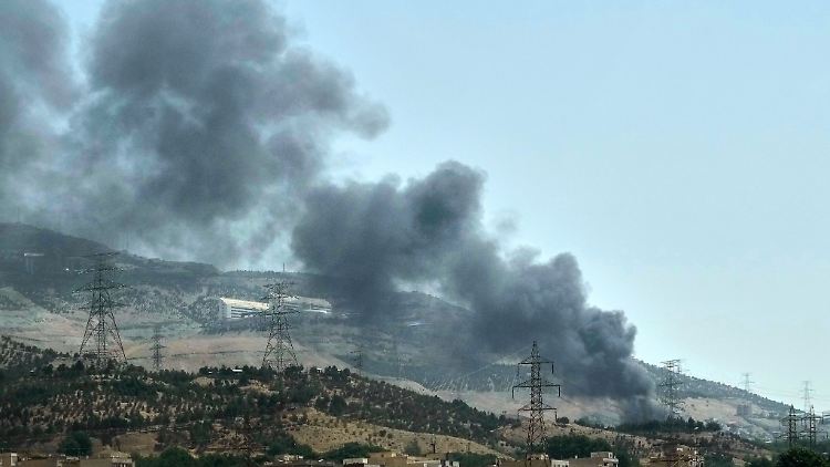 Israel greift unter anderem Atomanlagen und Verteidigungsstellungen an - aber auch Öllager wie dieses.