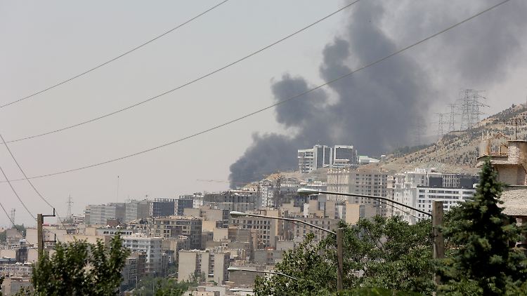 Rauch steigt über einem Öllager in Teheran auf.  