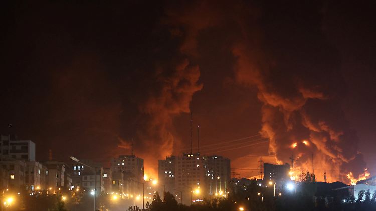 Israel greift große Öl- und Gasfelder des Iran an.