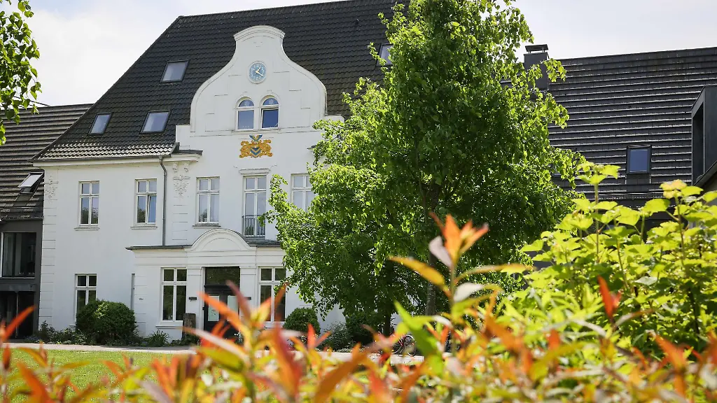 Blick-auf-ein-ehemaliges-Gutshaus-bei-Luebeck-mit-der-Freien-Dorfschule-Luebeck-im-Erdgeschoss