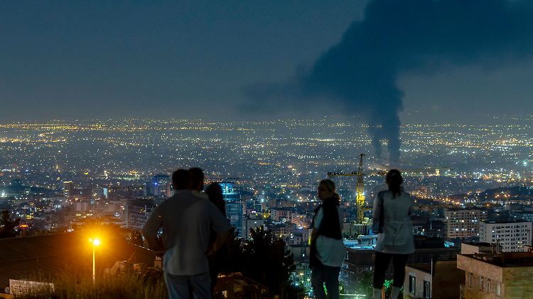 Bewohner der 15-Millionen-Einwohner Stadt Teheran beobachten am Wochenende die Einschläge israelischer Raketen.