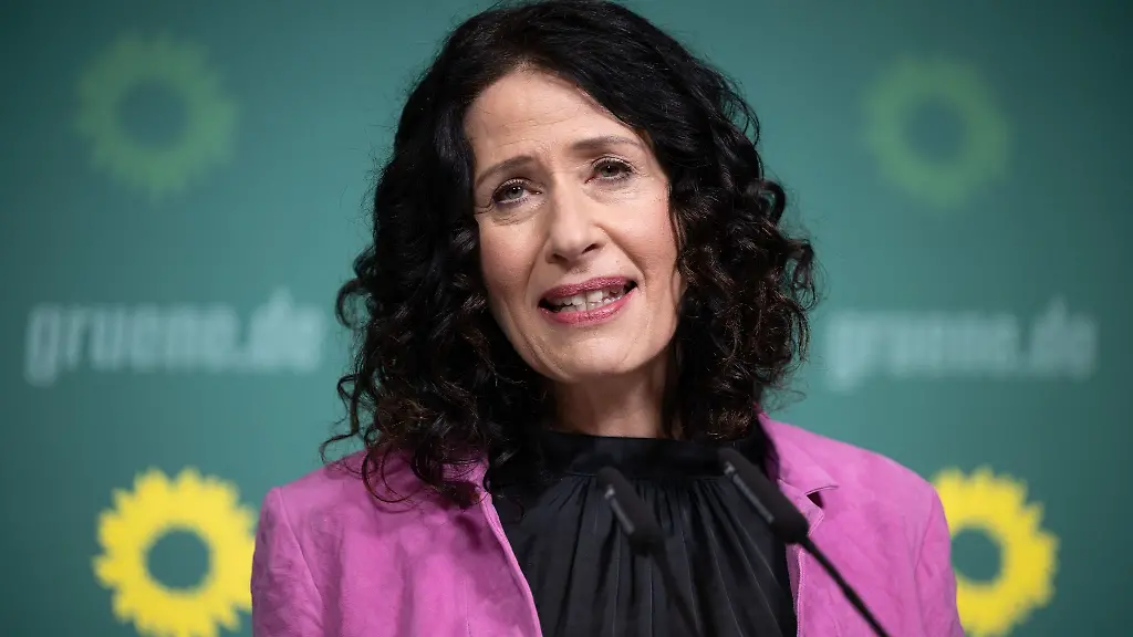 Gruenen-Fraktionsvorsitzende-Bettina-Jarasch-spricht-waehrend-einer-Pressekonferenz