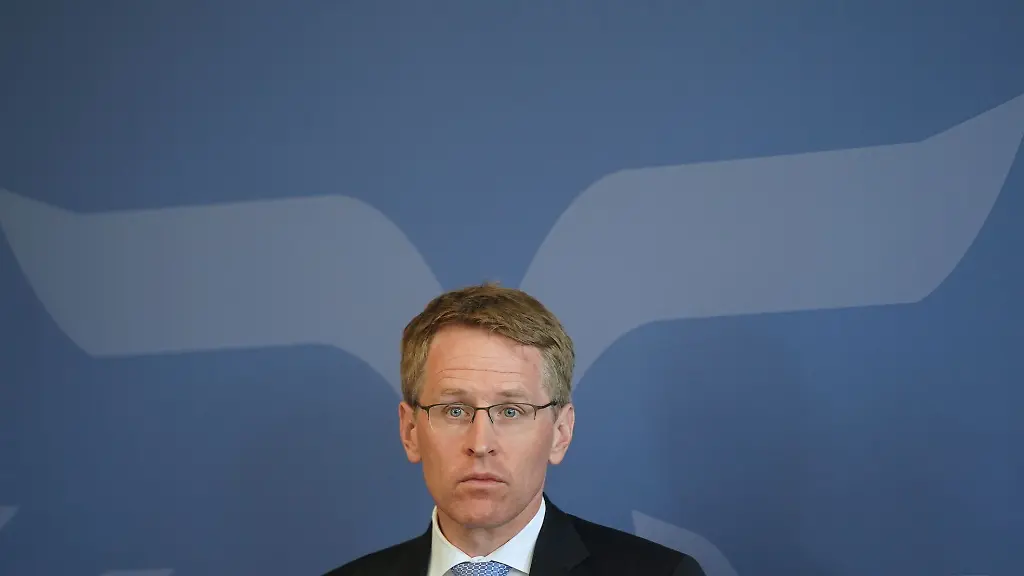 Schleswig-Holsteins-Ministerpraesident-Daniel-Guenther-bei-einer-Pressekonferenz-in-Kiel