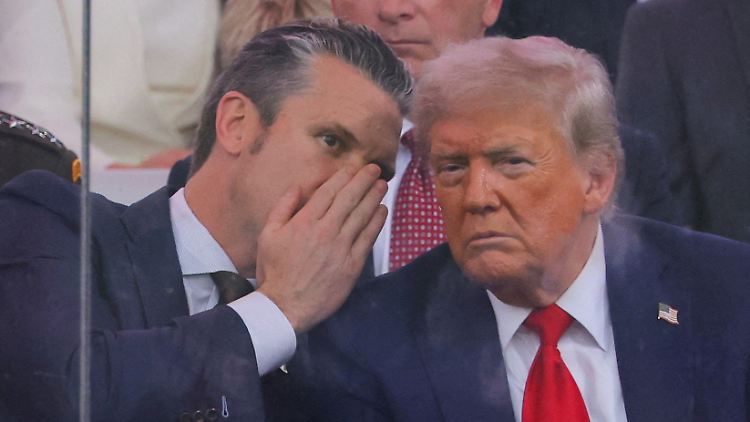 US-Verteidigungsminister Pete Hegseth (l.) spricht mit Präsident Donald Trump bei der Militärparade in Washington am Samstag.