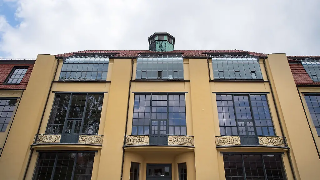 Blick-auf-das-Hauptgebaeude-der-Weimarer-Bauhaus-Universitaet