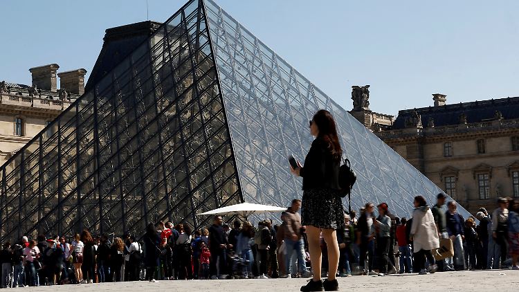 Lange Schlangen gehören zum Louvre in Paris.