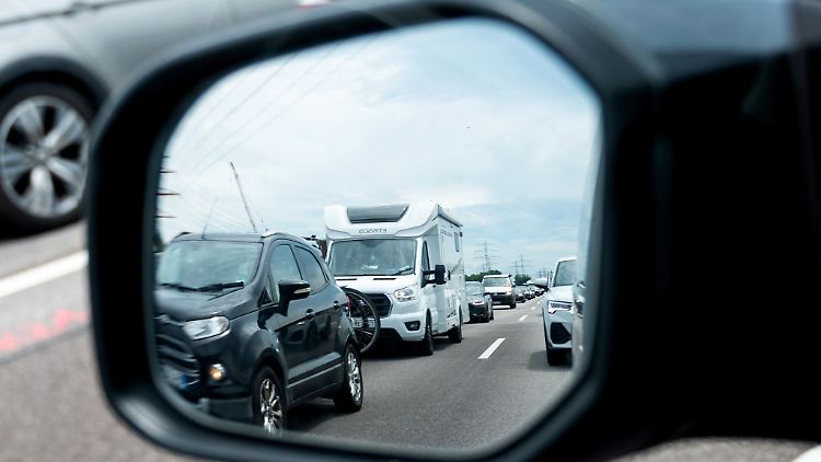 Warum rollt es links und bei mir nicht? Autofahrer sitzen im Stau oft einer getrübten Wahrnehmung auf.