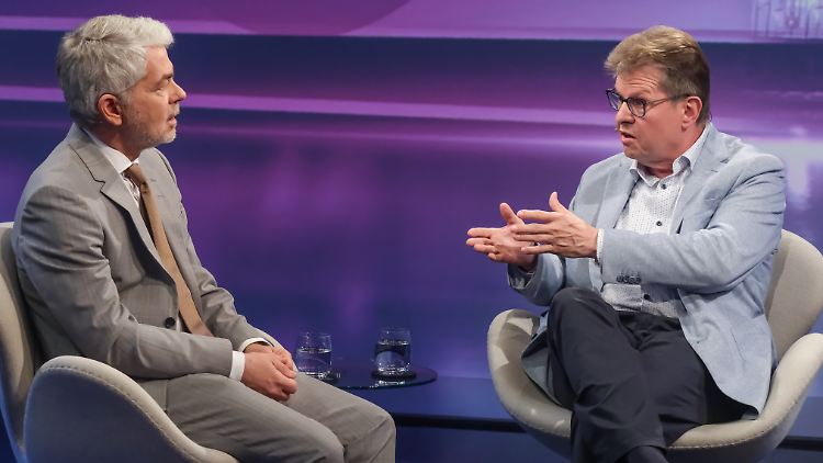 Stegner zeichnet das Bild der SPD als reiner Friedenspartei, Masala widerspricht (v.r.).