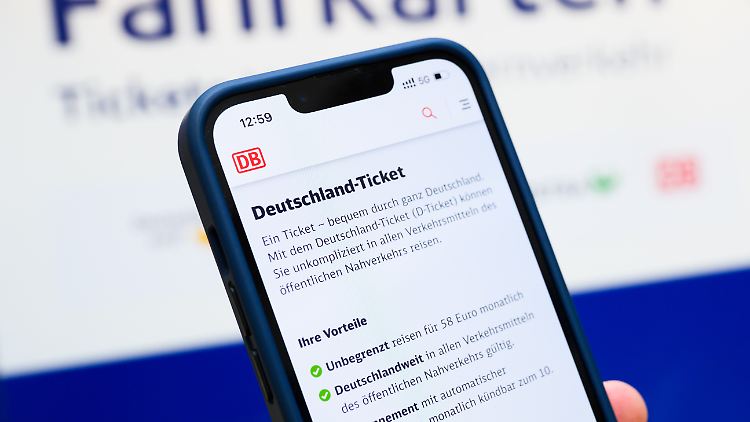 Das Deutschlandticket ist bundesweit im öffentlichen Nahverkehr gültig und wird häufig digital über Apps erworben.
