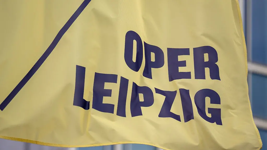 Eine-Flagge-weht-vor-der-Oper-Leipzig-am-Augustusplatz