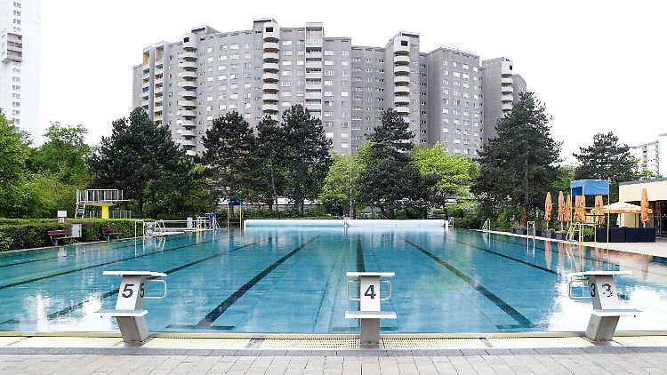 Für einen Besuch im Hallen- oder Freibad müssen Verbraucherinnen und Verbraucher deutlich mehr bezahlen als zu Beginn der vergangenen Freibadsaison.