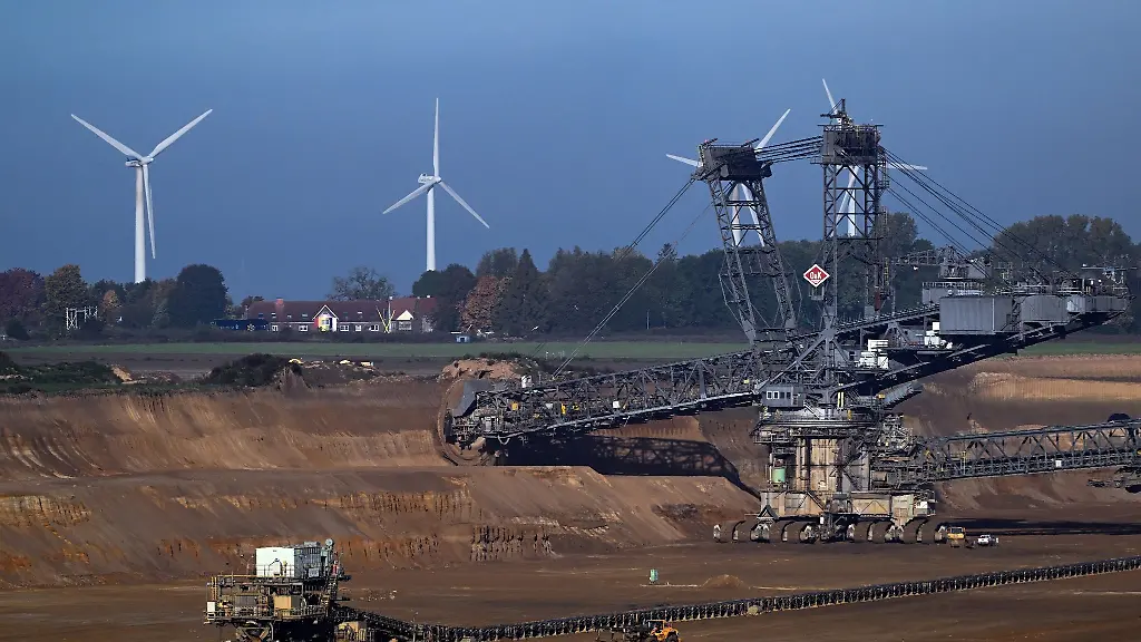 Ein-Schaufelradbagger-arbeitet-im-Braunkohletagebau-Garzweiler