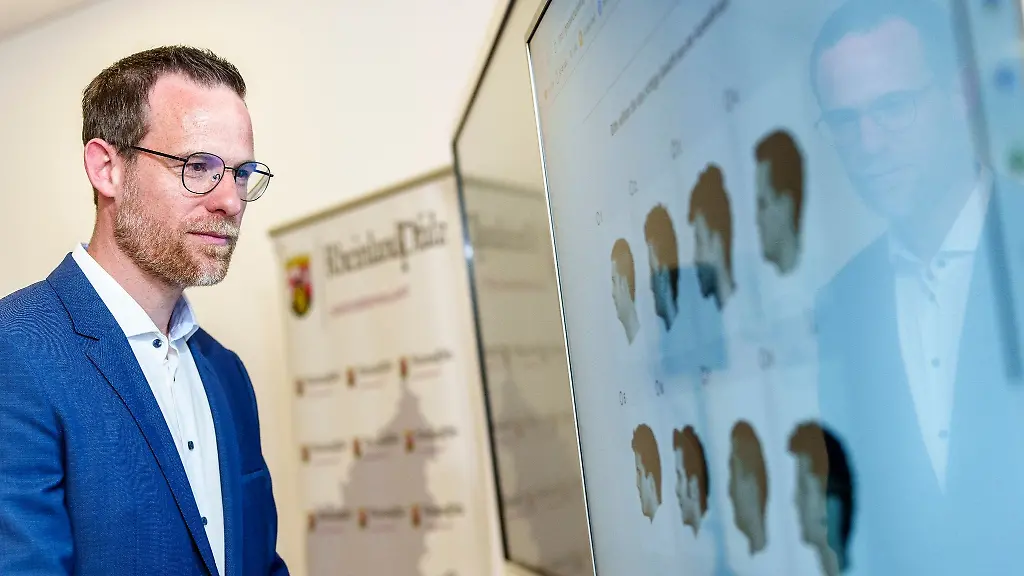 Florian-Ecker-Polizeihauptkommissar-zeigt-als-sogenannter-Super-Recognizer-wie-ein-Super-Recogniser-Test-funktioniert