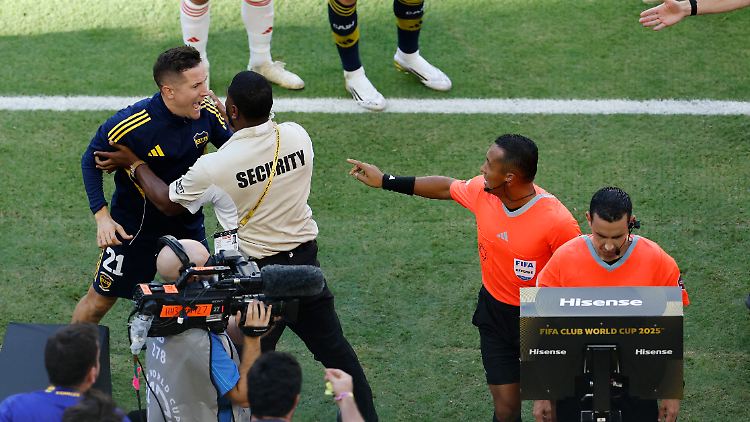 Ander Herrera wollte auf den Schiedsrichter losgehen.