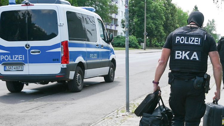 Die Beamten beschlagnahmten mögliches Beweismaterial. 