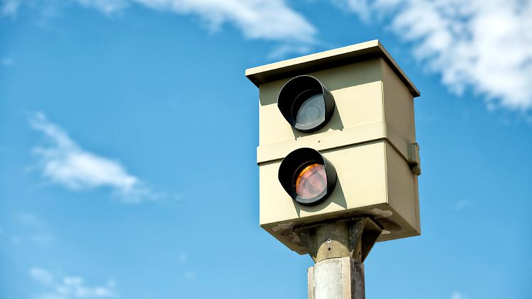 Bei der Benutzung von Blitzerwarnern ist Vorsicht geboten – nicht überall sind sie erlaubt.