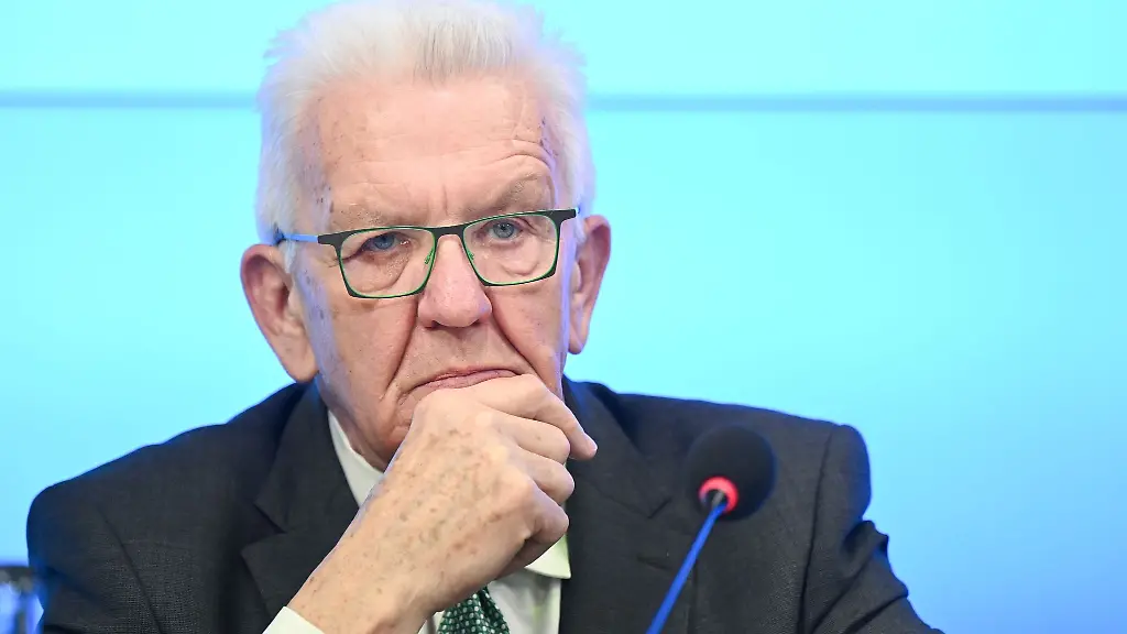 Winfried-Kretschmann-Buendnis-90-Die-Gruenen-Ministerpraesident-von-Baden-Wuerttemberg-hoert-im-Landtag-am-09-05-2023-bei-einer-Pressekonferenz-auf-Fragen-von-Journalisten