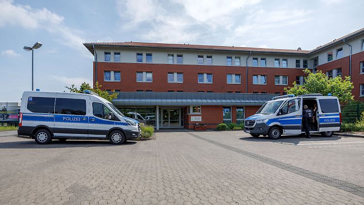 Der flüchtige Häftling ist 1,86 Meter groß und hat eine Glatze sowie einen Vollbart. 