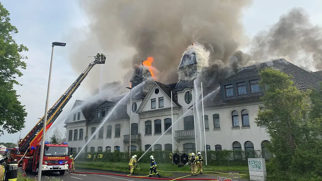 Die-Feuerwehr-ist-an-einem-brennenden-Haus-im-Stadtteil-Kohlscheid-von-Herzogenrath-mit-Loescharbeiten-beschaeftigt