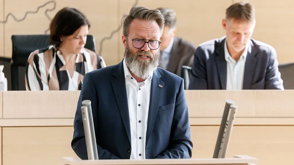 Claus-Ruhe-Madsen-parteilos-Verkehrsminister-Schleswig-Holsteins-spricht-im-Landtag