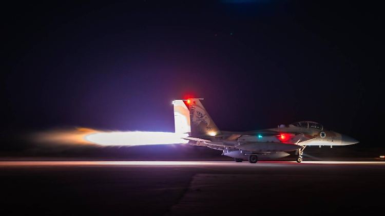 Von den israelischen Streitkräften veröffentlichtes Bild, das den Start eines Kampfjets auf dem Weg in Richtung Iran zeigen soll - die genaue Flugroute ist weiterhin nicht offiziell bestätigt.