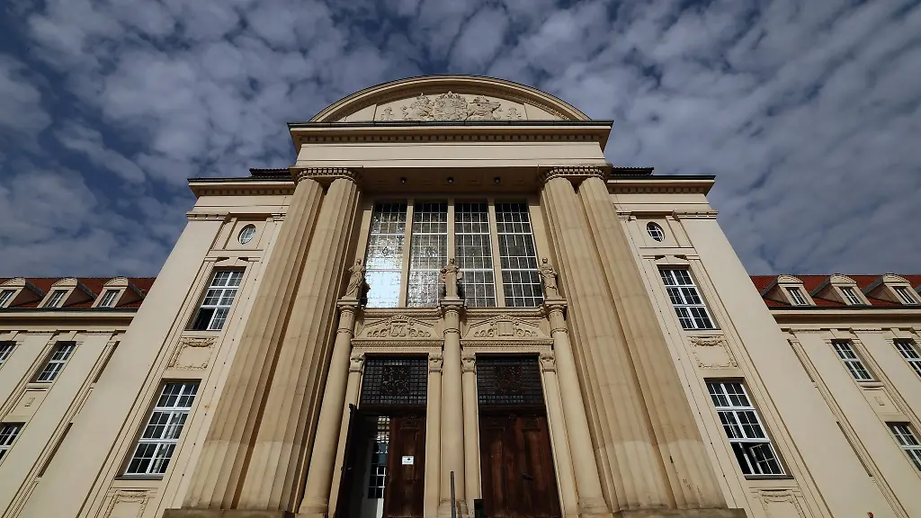 Aussenansicht-vom-Landgericht-Schwerin