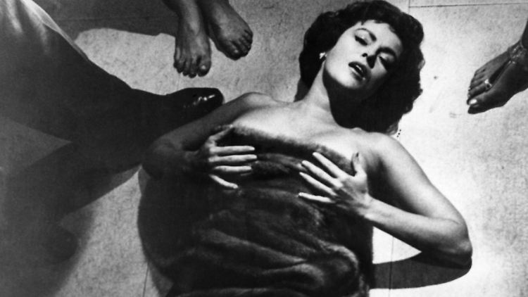 Dieses Foto war 1960 ein Skandal: Nadia Gray, quasi nackt am Boden, nur mit einem Pelz bedeckt.  
