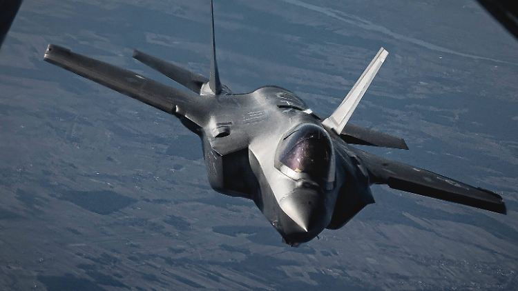 Eine F-35 der US-Air Force im Flug über Deutschland.