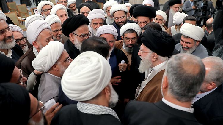 Der iranische Oberste Führer Ayatollah Ali Chamenei (rechts) trifft Mitglieder der Expertenversammlung der Führung in Teheran im November 2024. 