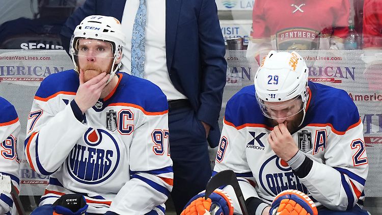 Conor McDavid und Leon Draisaitl (r.) sind schwer enttäuscht.