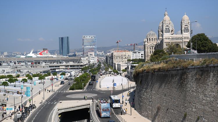 Blick auf den Quai de Joliette am Hafen und die Kathedrale von Marseille. 