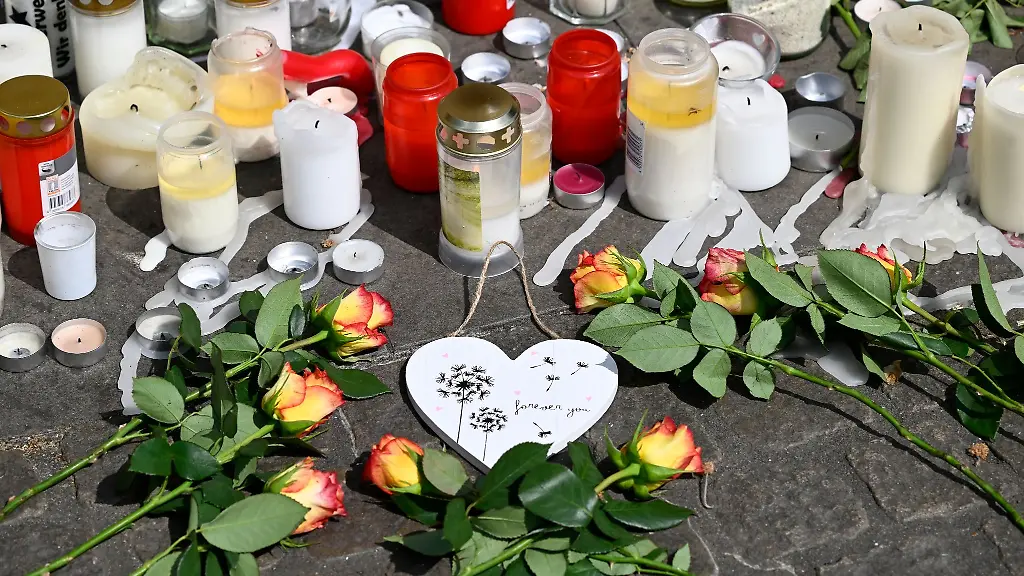 Kerzen-und-Blumen-zum-Gedenken-an-die-Opfer-der-Explosion-in-Ratingen