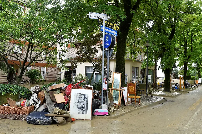 2023-05-18T115343Z-2060518358-RC2Z01ABWLCP-RTRMADP-3-EUROPE-WEATHER-ITALY