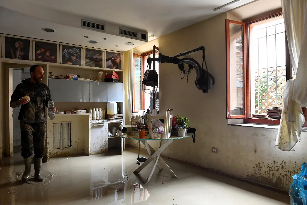 2023-05-18T114530Z-1303164290-RC2Z01A2Y5LQ-RTRMADP-3-EUROPE-WEATHER-ITALY