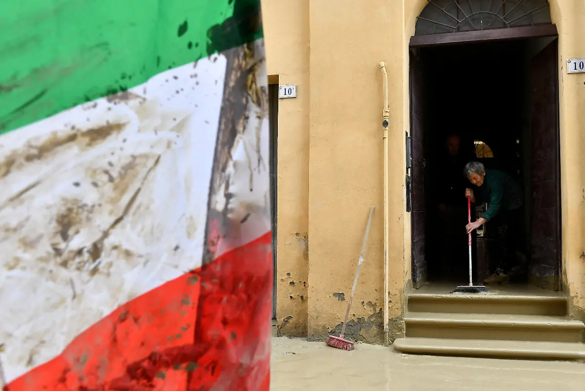 2023-05-18T122830Z-1688605931-RC2011A4EUBJ-RTRMADP-3-EUROPE-WEATHER-ITALY