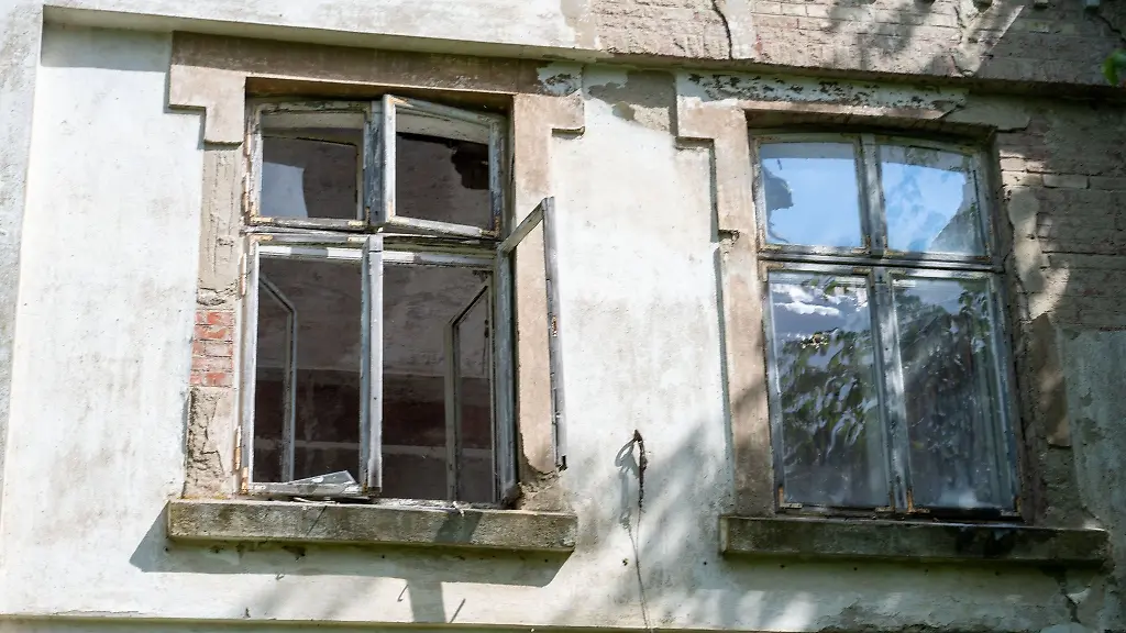 In-Neparmitz-auf-der-Ostsee-Insel-Ruegen-ist-am-Morgen-ein-Feuer-in-einem-denkmalgeschuetzten-Gutshaus-ausgebrochen