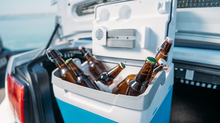 Ob am See, beim Camping oder auf dem Festival – mit der richtigen Kühlbox bleibt es frisch, egal wie heiß der Tag wird.
