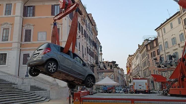Der Mercedes muss schließlich mit einem Kran von der Spanischen Treppe gehoben werden.