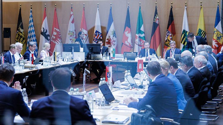 Länderchefs- und Chefinnen beraten schon länger über die Finanzierung des Wirtschaftspakets.
