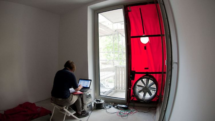 Beim Blower-Door-Test wird die Luftdichtheit eines Gebäudes gemessen, um festzustellen, in welchem Umfang und wo ein Haus Energielecks aufweist.