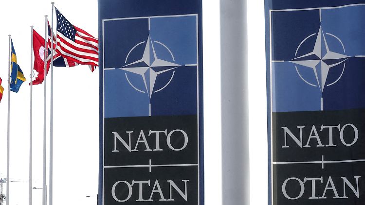 Nato-Generalsekretär wirbt für höhere Verteidigungsausgaben. Der slowakische Ministerpräsident droht deshalb mit Austritt.