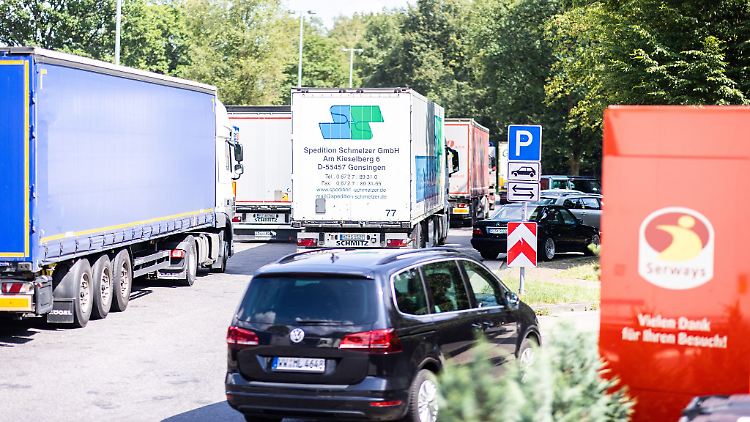 Wie voll es auf den Park- und Rastanlagen wirklich ist, lässt sich von der Fahrbahn aus meist nicht sonderlich gut einschätzen.