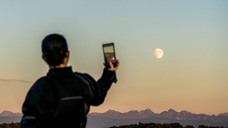 Für das bloße Auge beeindruckend, schrumpft der Mond auf dem Smartphone-Display zusammen.