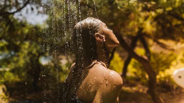 Frisches Wasser zum Abkühlen: Eine Outdoor-Dusche ist bei Sommerhitze ein Stück Lebensqualität.