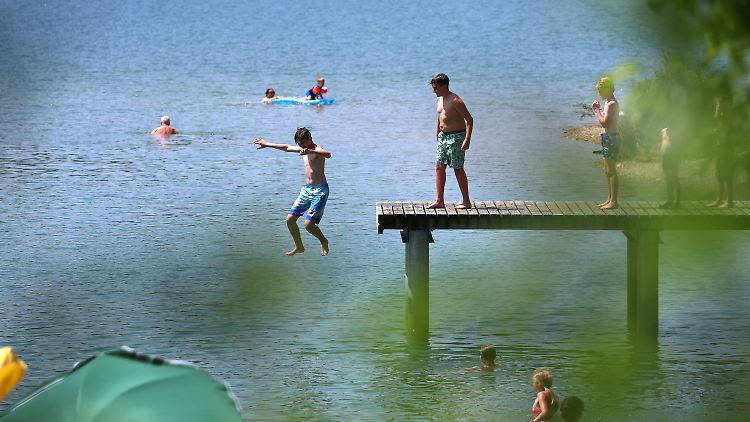 Bestes Badewetter: Am für viele Deutsche verlängerten Wochenende wird es sommerlich.