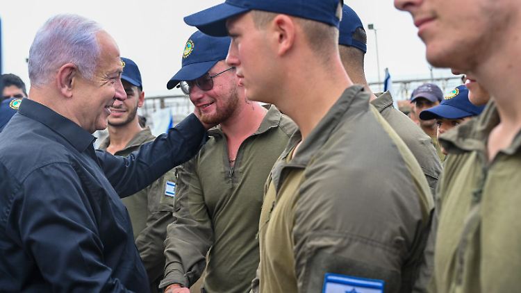 Benjamin Netanjahu bei einem Treffen mit israelischen Marinesoldaten im vergangenen Jahr.
