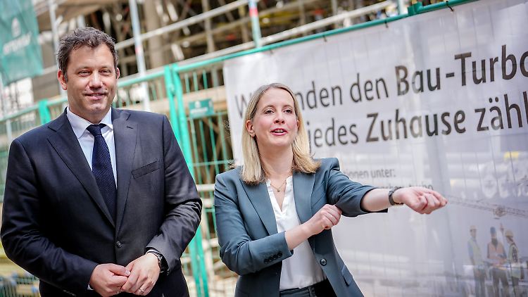 Bauministerin Hubertz krempelt die Ärmel auf, Finanzminister Klingbeil soll das Geld dafür liefern. Die Ankündigungen sind groß - und das seit Jahren. 