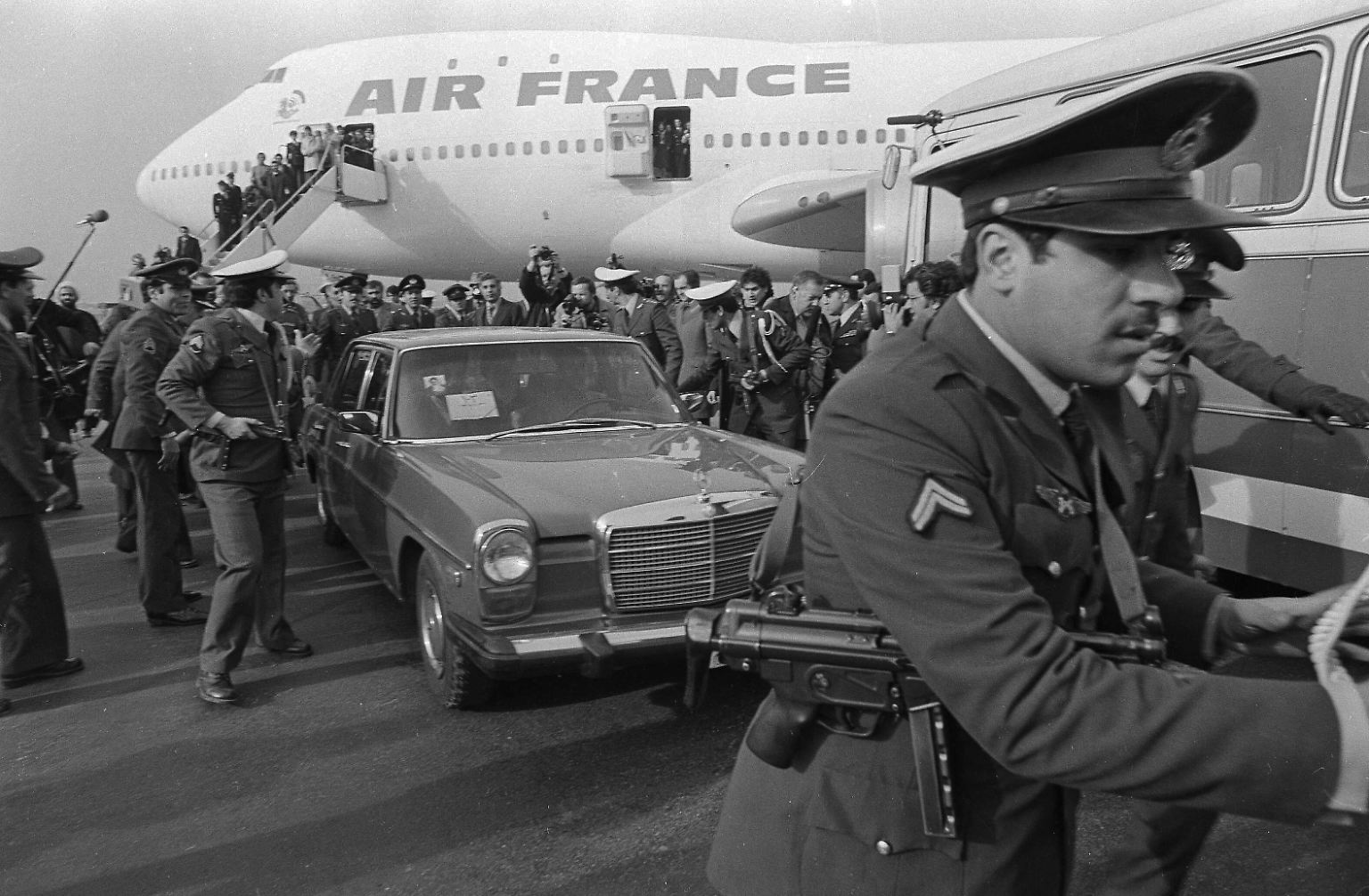 Am 1. Februar 1979 startet von Paris aus eine Air-France-Maschine. Das Ziel: Teheran.
